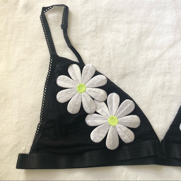 NWT Daydream Nation Black Mesh Front Closure Triangle Daisy Bra LARGE - Picture 2 of 10